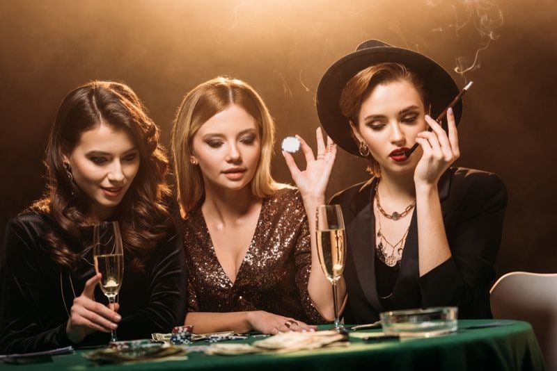 shwe game VIP Myanmar ကစားသူ Gold Tier Cashback Rewards Dashboard စစ်ဆေးနေသော မြင်ကွင်း